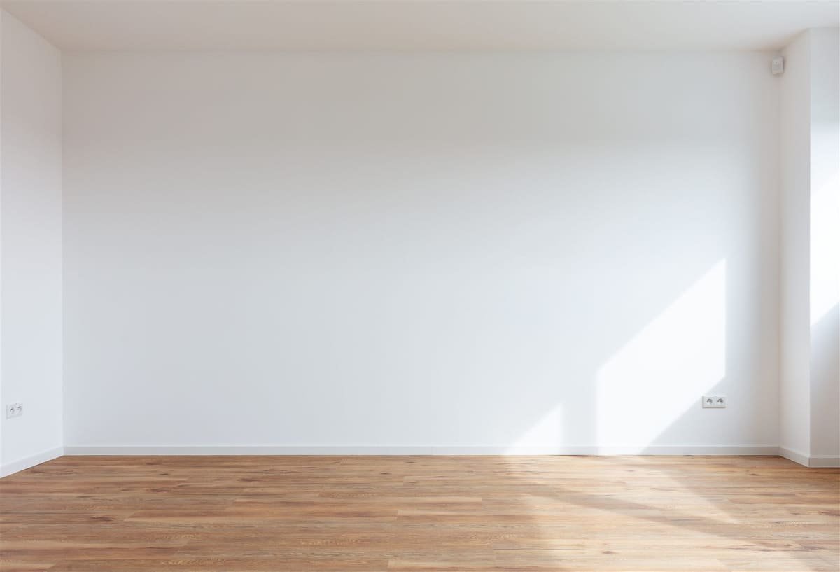 Witte kamer met glad pleisterwerk en zonlicht op de wand